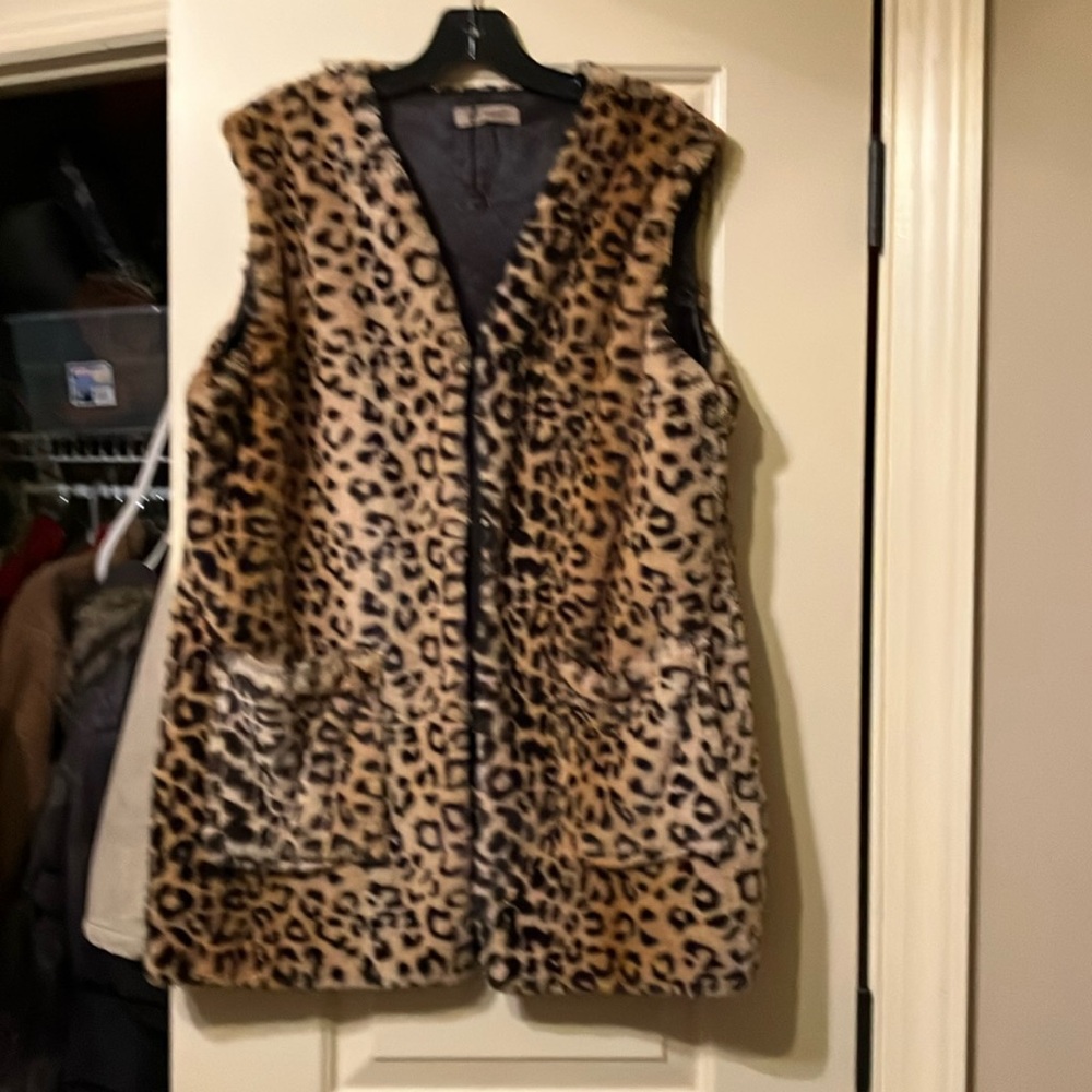 Beautiful leopard fuzzy vest with pockets